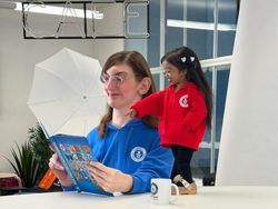 Perempuan Terpendek dan Tertinggi di Dunia Ketemu, Langsung Akrab