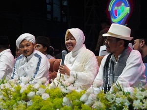 Kunjungi Kali Kedinding, Risma Hadiri Selawatan-Bahas Sekolah Gratis