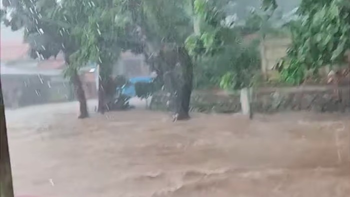 Jalan Parung Serab (Koperasi Serba Usaha/KSU), Tirtajaya, Sukmajaya, Depok tergenang banjir usai hujan deras. (dok Pribadi/Safina Mutiara)