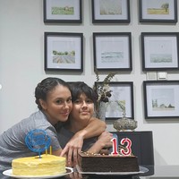 Perayaan ulang tahun Jeremiah yang ke-13 digelar sederhana di rumahnya. Tampak sang mama, Wulan Guritno yang setia mendampingi putranya di hari spesialnya tersebut. Foto: Instagram/@wulanguritno