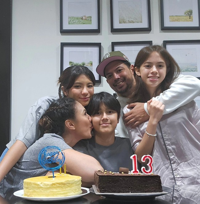 Mantan suami Wulan sekaligus ayah Jeremiah, Adilla Dimitri juga turut hadir merayakan ulang tahun putranya bersama. Meski sudah bercerai namun Wulan dan mantan suaminya itu masih tampak kompak. Foto: Instagram/@wulanguritno