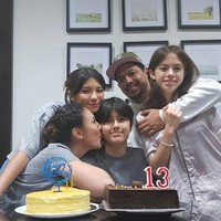 Mantan suami Wulan sekaligus ayah Jeremiah, Adilla Dimitri juga turut hadir merayakan ulang tahun putranya bersama. Meski sudah bercerai namun Wulan dan mantan suaminya itu masih tampak kompak. Foto: Instagram/@wulanguritno