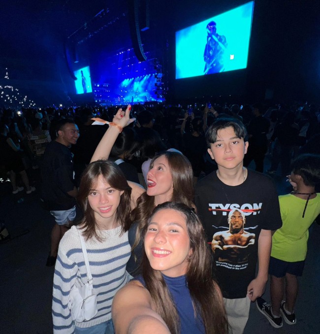 Sudah semakin besar, tinggi Jeremiah bahkan sudah mengalahkan sang mama. Bersama ibu dan kedua kakaknya, Shalom Razade dan London, Jeremiah juga terlihat ikut menonton konser Bruno Mars yang digelar beberapa waktu lalu. Foto: Instagram/@wulanguritno