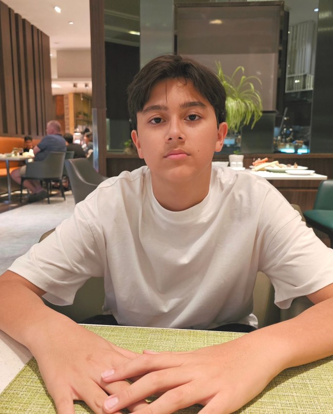 Selain paras tampan, banyak juga yang memuji Jeremiah Alric Dimitri memiliki penampilan yang keren. Meski kerap berbusana simpel namun penampilan Jeremiah selalu terlihat menarik. Foto: Instagram/@wulanguritno