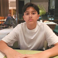 Selain paras tampan, banyak juga yang memuji Jeremiah Alric Dimitri memiliki penampilan yang keren. Meski kerap berbusana simpel namun penampilan Jeremiah selalu terlihat menarik. Foto: Instagram/@wulanguritno