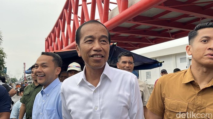 Jokowi saat mengunjungi proyek rel layang joglo, Kamis (21/11/2024).