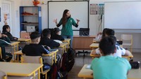 Sebuah sekolah di desa Sindrilita, Rumania, menerima beberapa tamu yang tidak biasa - seekor ayam yang diselamatkan, seekor bebek, dan pawang manusia mereka - untuk meningkatkan pembelajaran dan mengajarkan siswa untuk bersikap baik.