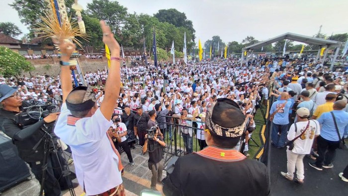 Kampanye akbar Gus Par-Pandu di Taman Candra Buana, Amlapura, Kamis (21/11/2024) sore. (Selamat Juniasa/detikBali)