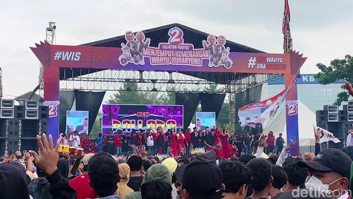 Kampanye akbar paslon Bupati-Wakil Pati Wahyu Indriyanto-Suharyono di halaman Stadion Joyokusumo, Pati, Kamis (21/11/2024).