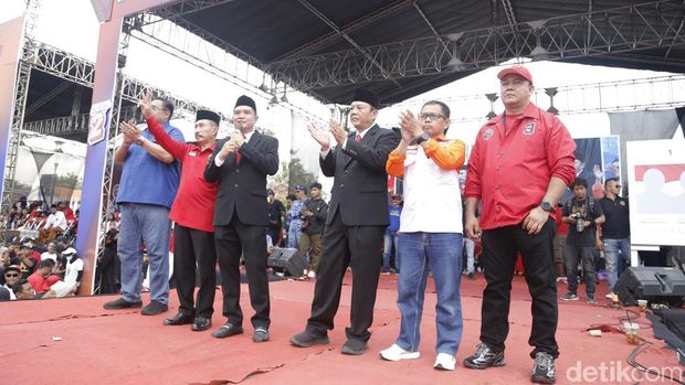 Kampanye akbar paslon Bupati-Wakil Pati Wahyu Indriyanto-Suharyono di halaman Stadion Joyokusumo, Pati, Kamis (21/11/2024).