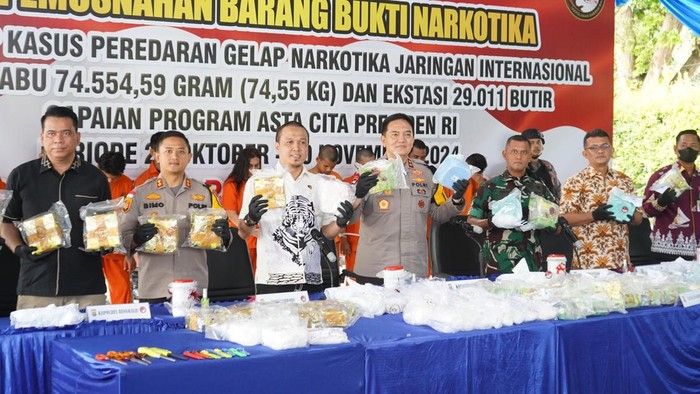 Kapolda Riau Irjen Mohammad Iqbal dan jajaran saat rilis kasus narkoba. (Dok Humas Polda Riau)