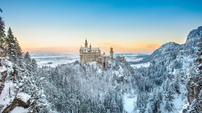 Kastil Neuschwanstein bersalju di musim dingin.