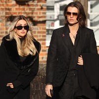 “Aku merasa busana Kate tidak sopan dipakai untuk pemakaman,” komentar netizen di TikTok. “Tidak ada orang yang menggunakan rok belahan tinggi untuk pemakaman,” kritik lainnya. Foto: Getty Images/Dan Kitwood