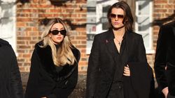 Potret Pacar Liam Payne di Pemakaman, Dikritik Gegara Rok Belahan Tinggi