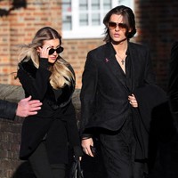 Tak hanya itu, di sejumlah video yang tersebar di media sosial tampak Kate mengobrol dan banyak tersenyum dengan Damian Hurley, teman yang menemaninya di acara misa tersebut. “Dia benar-benar tersenyum,” komentar netizen yang mengkritik ekspresi wajahnya dan diakhiri dengan emoticon menangis. Foto: REUTERS/Toby Melville