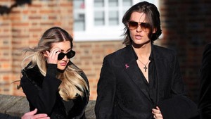 Kate Cassidy hadir di Gereja St Marys Chruch Amesham, Inggris, dengan busana serba hitam. Foto: REUTERS/Toby Melville