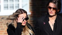 Potret Pacar Liam Payne di Pemakaman, Dikritik Gegara Rok Belahan Tinggi