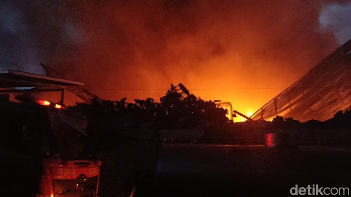 Kebakaran gudang di kawasan industri Terboyo Semarang, Kamis (21/11/2024).