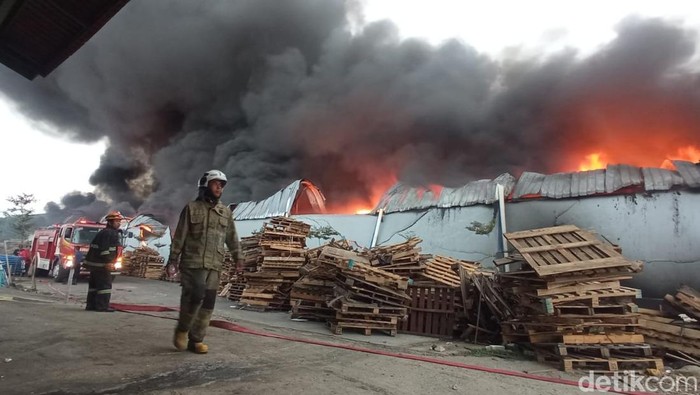 Kebakaran gudang di Kawasan Industri Terboyo, Semarang, Kamis (21/11/2024).