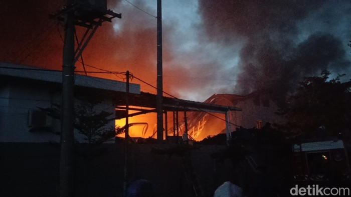 Kebakaran gudang di kawasan industri Terboyo Semarang, Kamis (21/11/2024).