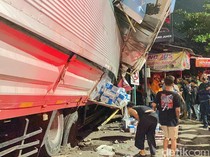 Video Truk Tabrak Sejumlah Kendaraan di Semarang, 2 Orang Tewas