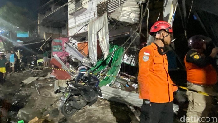 Proses evakuasi kecelakaan beruntun di Kecamatan Ngaliyan, Kota Semarang, Kamis (21/11/2024).