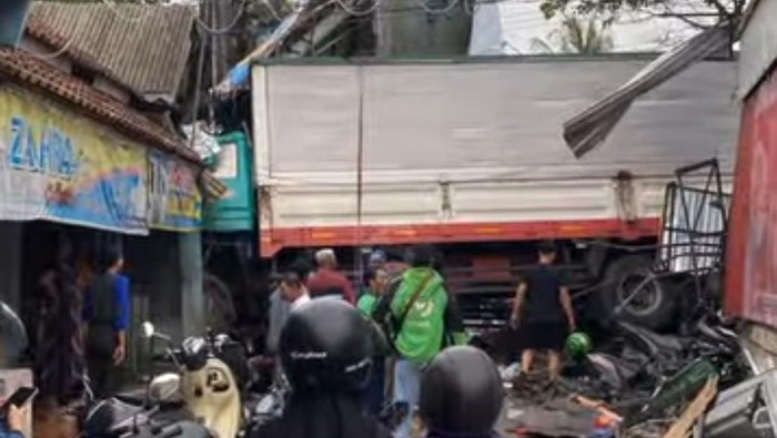 Truk tronton rem blong mengakibatkan kecelakaan beruntun di Ngaliyan, Semarang, Kamis (21/11/2024).