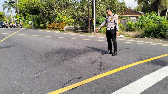 Kondisi sepeda motor yang mengalami kecelakaan di Jalan Wates-Purworejo, Sogan, Wates, Kulon Progo, Daerah Istimewa Yogyakarta, Kamis (21/11/2024).