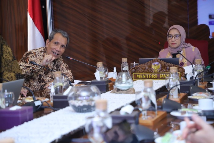 Kementerian Pendayagunaan Aparatur Negara dan Reformasi Birokrasi (KemenPAN-RB) terlibat aktif dalam pelaksanaan aksi pencegahan korupsi yang merupakan bagian dari Strategi Nasional Pencegahan Korupsi (Stranas PK).