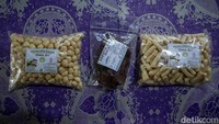Kerupuk atom si Bolang ini memiliki dua varian yaitu lonjong dan bulat, sedangkan untuk ukuran bungkusnya dibagi menjadi tiga ukuran paling kecil dijual Rp 10.000, ukuran sedang Rp 25.000 dan yang paling besar Rp 50.000.