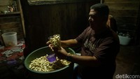 Jaka S memasukkan kerupuk atom di Jemaja, Anambas, Rabu (6/11/2024).