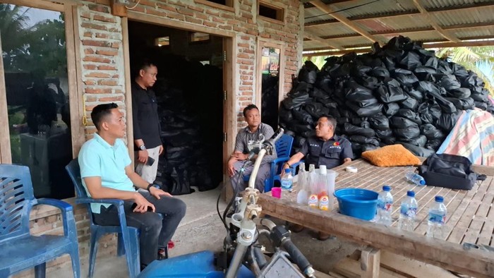 Ketua Bawaslu Bone M Alwi mendatangi lokasi penemuan paket sembako di Kecamatan Lapri.