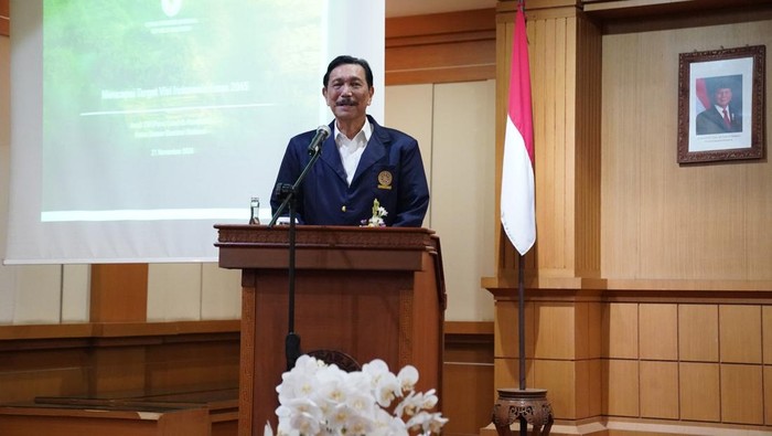 Ketua Dewan Ekonomi Nasional sekaligus Penasihat Khusus Presiden Urusan Investasi Luhut Binsar Pandjaitan saat memberikan kuliah umum di ruang sidang Pascasarjana Universitas Udayana, Denpasar, Bali, Kamis (21/11/2024) (Foto: Dok. Universitas Udayana)