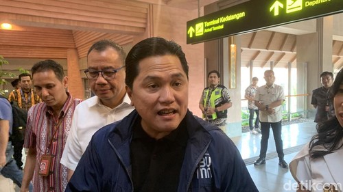 Ketua Umum PSSI Erick Tohir saat ditemui di Bandara Internasional I Gusti Ngurah Rai, Badung, Bali, Kamis (21/11/2024). (Foto: Rizki Setyo Samudero/detikBali)