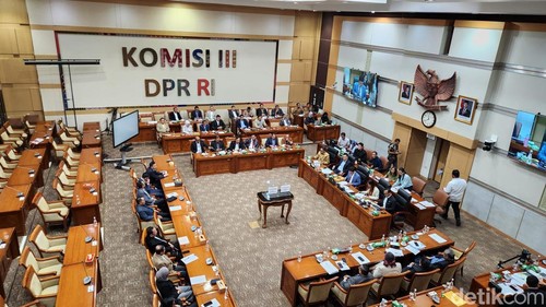 Komisi III DPR rapat pleno memutukan 5 capim dan calon dewas KPK.