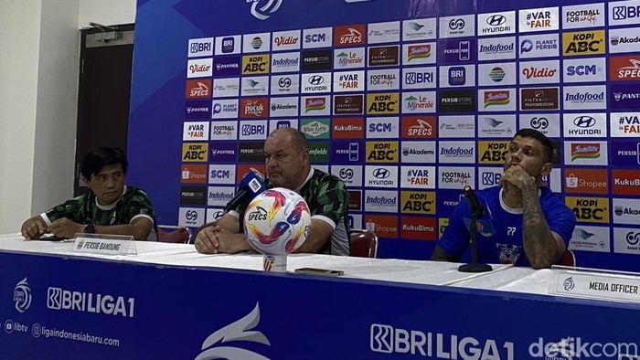 Konferensi pers jelang laga Persib Bandung Vs Borneo FC di Stadion GBLA, Kota Bandung, Kamis (21/11/2024).
