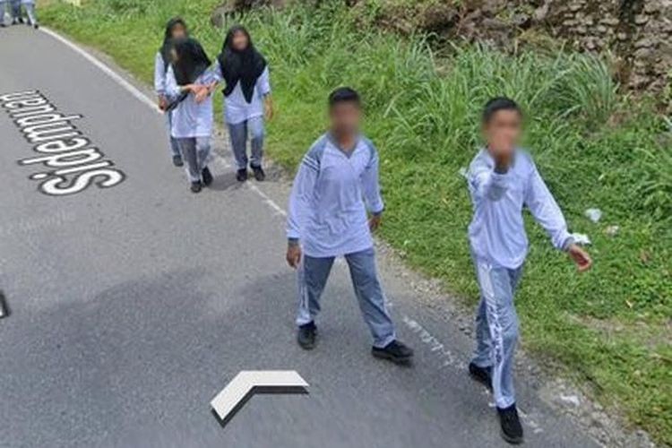 Kejadian random bisa terjadi kapan saja. Sialnya, momen mereka terabadikan di Google Street View. Ya, mau gimana lagi.