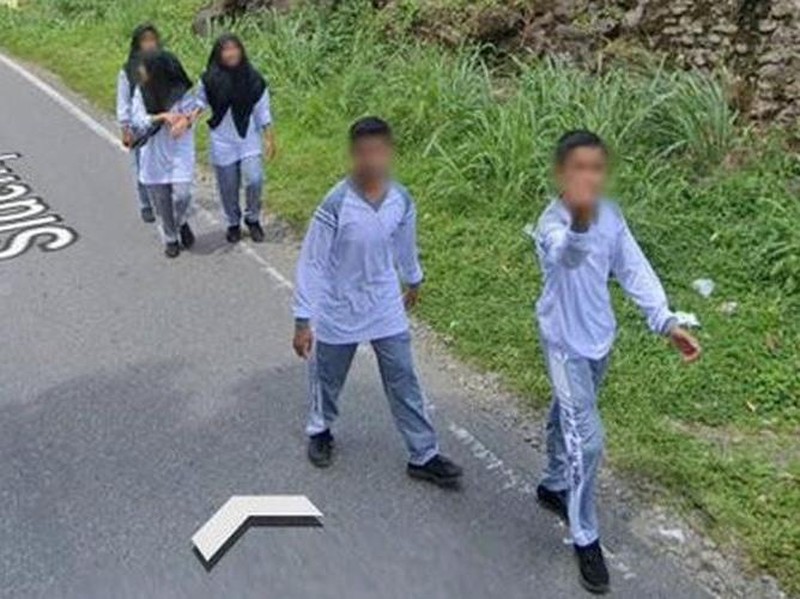 Kejadian random bisa terjadi kapan saja. Sialnya, momen mereka terabadikan di Google Street View. Ya, mau gimana lagi.