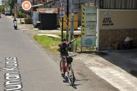 Kejadian random bisa terjadi kapan saja. Sialnya, momen mereka terabadikan di Google Street View. Ya, mau gimana lagi.