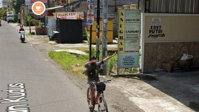 Kumpulan Orang Random di Google Street View, di Luar Nurul Kejadian random bisa terjadi kapan saja. Sialnya, momen mereka terabadikan di Google Street View. Ya, mau gimana lagi.