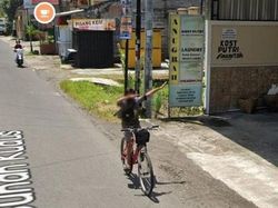 Kumpulan Orang Random di Google Street View, di Luar Nurul