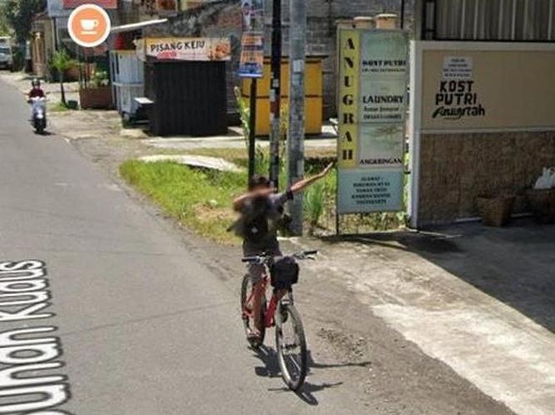 Kejadian random bisa terjadi kapan saja. Sialnya, momen mereka terabadikan di Google Street View. Ya, mau gimana lagi.