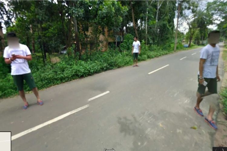 Kejadian random bisa terjadi kapan saja. Sialnya, momen mereka terabadikan di Google Street View. Ya, mau gimana lagi.