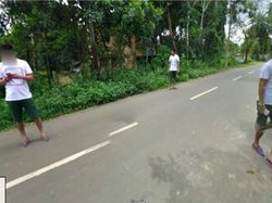 Kumpulan Orang Random di Google Street View, di Luar Nurul