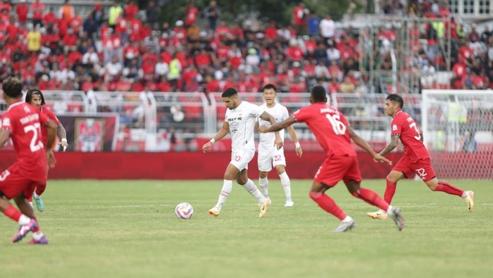 Laga Malut United melawan Persis Solo dalam pekan ke-11 Liga 1 2024/2025 di Stadion Stadion Gelora Kie Raha Ternate, Kamis (21/11/2024).