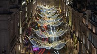   Lampu-lampu itu menyala di sepanjang pertokoan Regent Street.