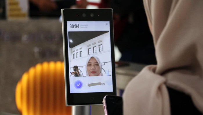 PT KAI (persero) mendorong pemanfaatan sistem face recognition atau pengenal wajah yang menggantikan tiket fisik berbahan kertas untuk proses boarding. Hal itu dapat mengurangi limbah kertas dan mendukung keberlanjutan lingkungan.