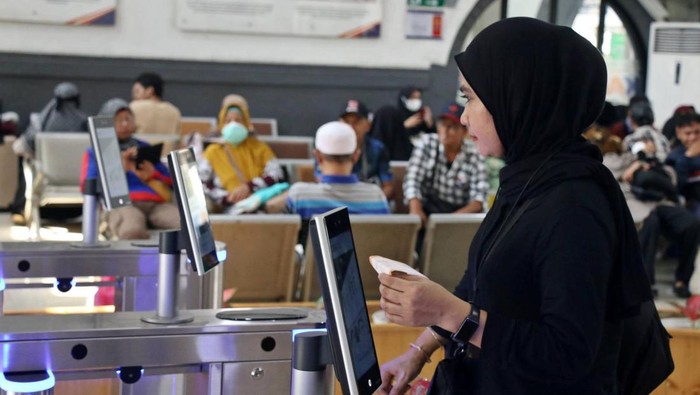 PT KAI (persero) mendorong pemanfaatan sistem face recognition atau pengenal wajah yang menggantikan tiket fisik berbahan kertas untuk proses boarding. Hal itu dapat mengurangi limbah kertas dan mendukung keberlanjutan lingkungan.