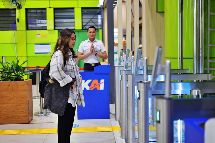 PT KAI (persero) mendorong pemanfaatan sistem face recognition atau pengenal wajah yang menggantikan tiket fisik berbahan kertas untuk proses boarding. Hal itu dapat mengurangi limbah kertas dan mendukung keberlanjutan lingkungan.