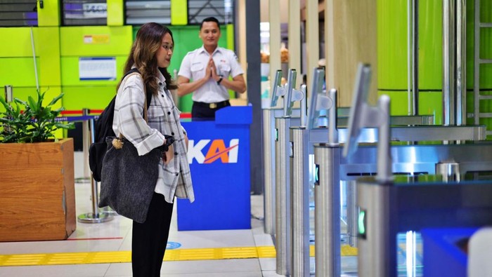PT KAI (persero) mendorong pemanfaatan sistem face recognition atau pengenal wajah yang menggantikan tiket fisik berbahan kertas untuk proses boarding. Hal itu dapat mengurangi limbah kertas dan mendukung keberlanjutan lingkungan.